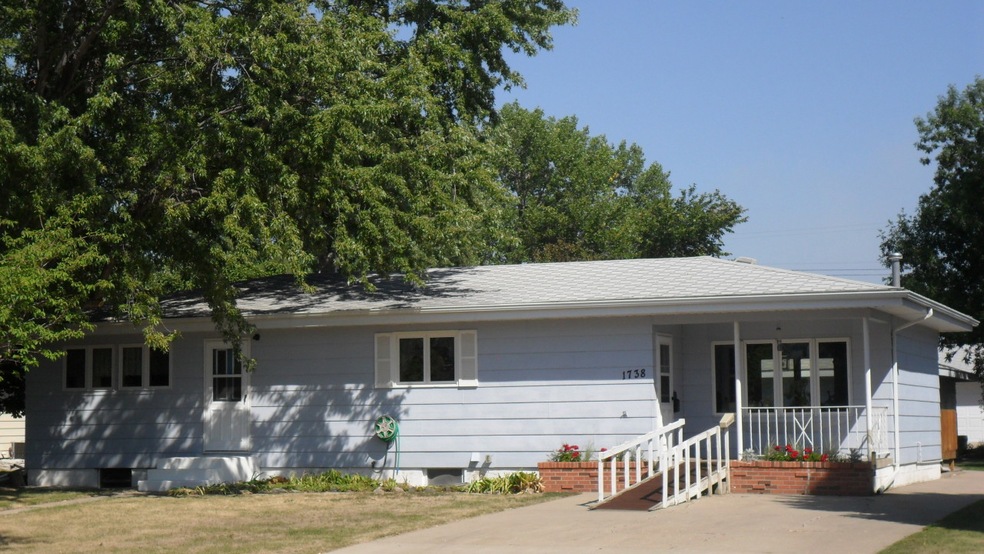 Front Exterior<|><|>