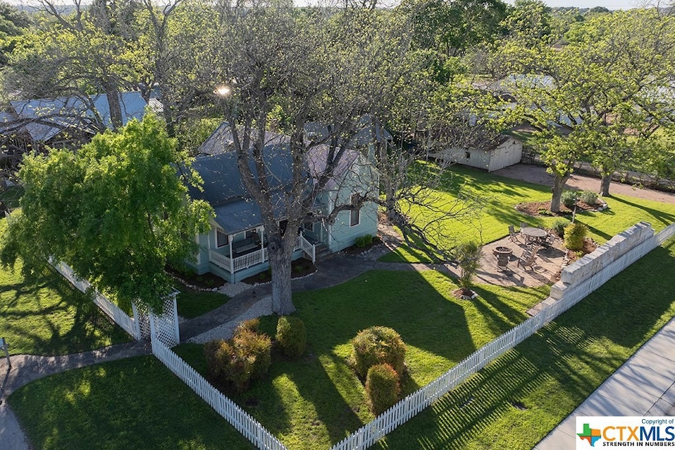 581 E Camp St, New Braunfels, TX 78130 - photo 1