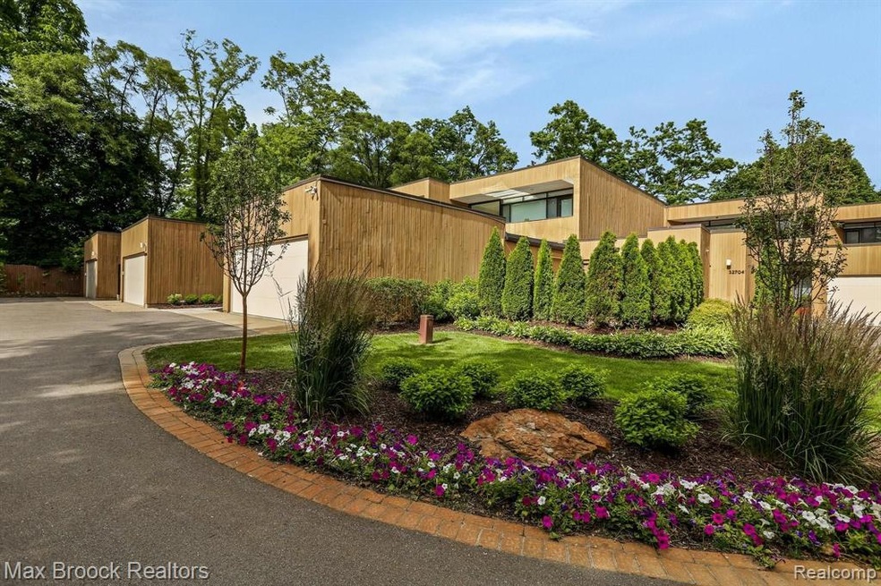 11-web-or-mls-32708 Ravine Drive0011.jpg