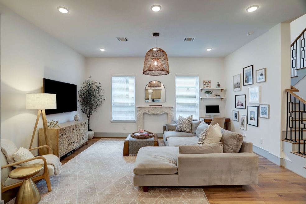 842 Wakefield Dr, Houston, TX 77018 - photo 1