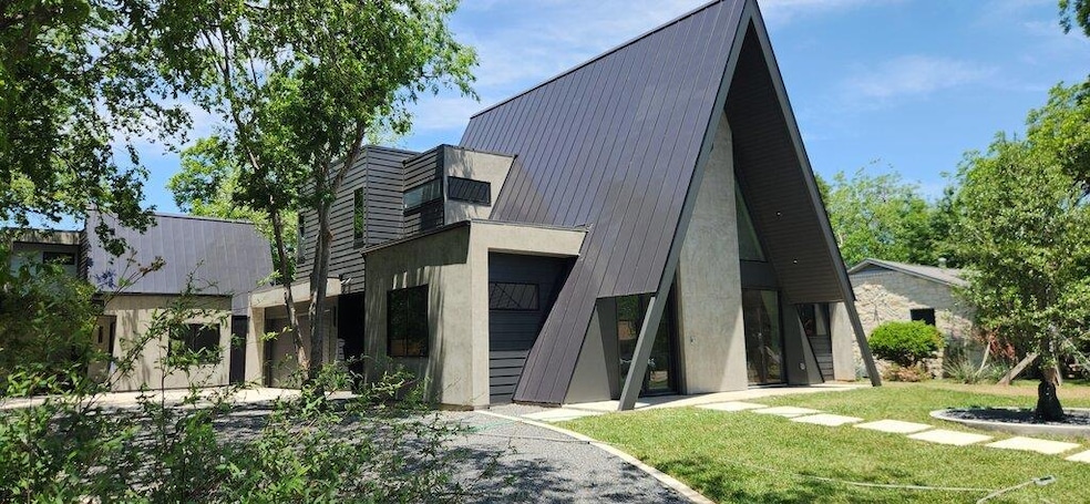 View of front of property featuring a front lawn,