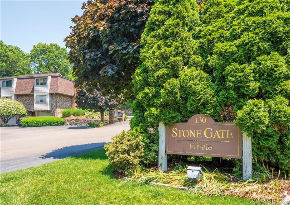 Welcome to Stone Gate condominium ! Desirable comp