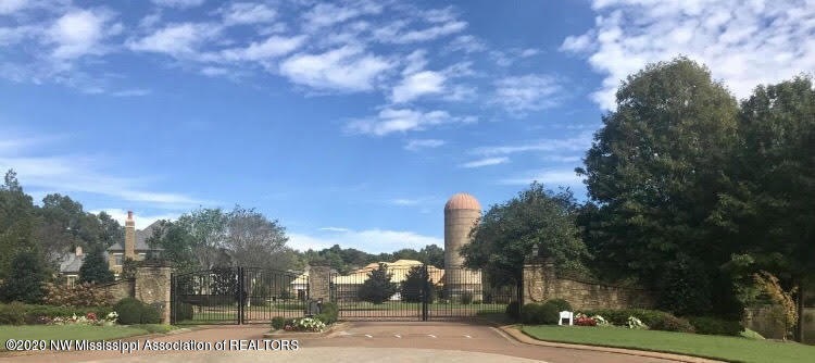 Sppring Place Gates