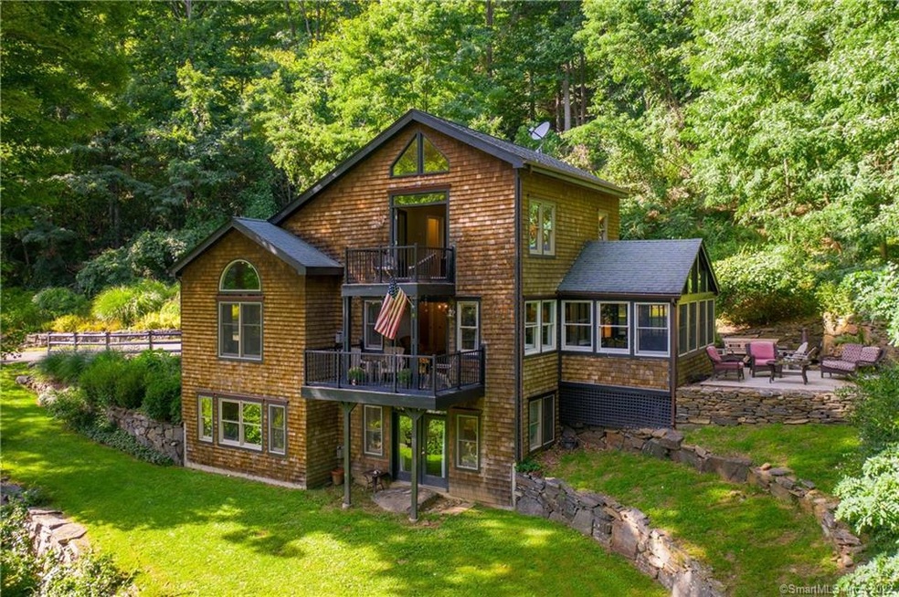 Impressive & Well Kept Custom Home. Versatile Layo