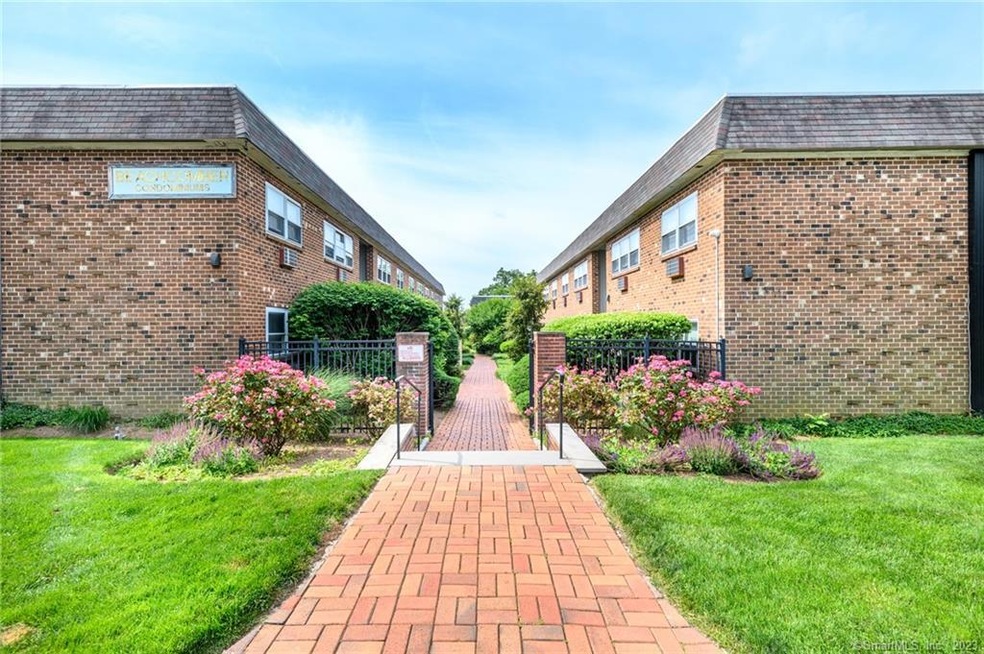 637 Cove Rd unit A14, Stamford, CT 06902 - photo 1