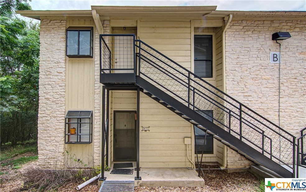 1013 Chestnut St unit B-1, San Marcos, TX 78666 - photo 1
