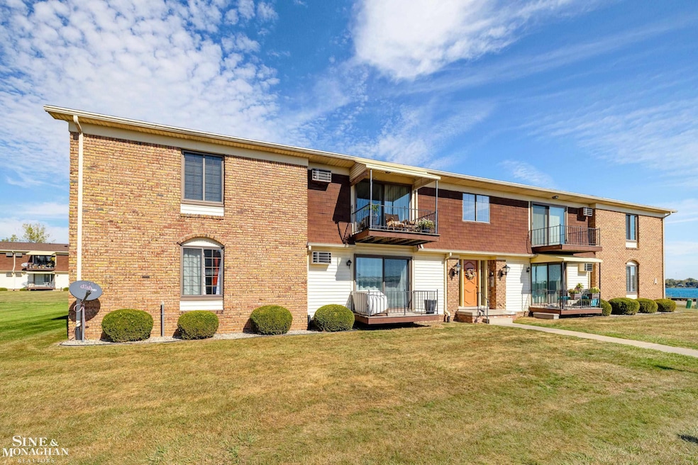 1900 River A7 Rd unit A7, Marysville, MI 48040 - photo 1