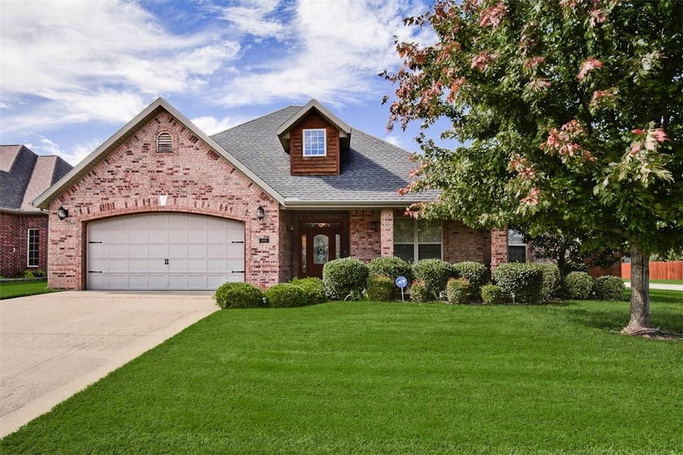 Cute as a Button & Fantastic, Open, Split Floor Plan by High Quality Builder, Boulder Homes make this Perfectly Located Home in the Bentonville School District Means your Search is Over...