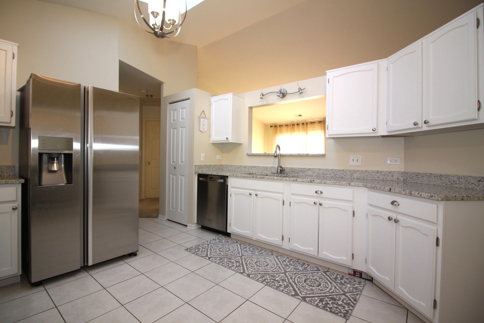 1701 Chesapeake Ln unit 2, Schaumburg, IL 60193 - photo 1