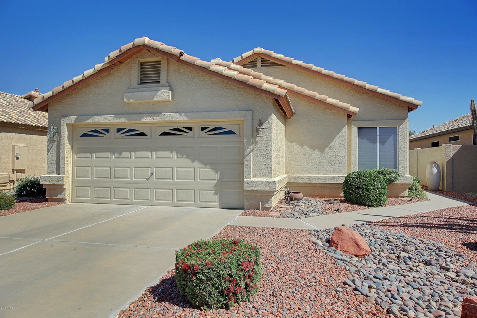 10736WBeaubienDr-001