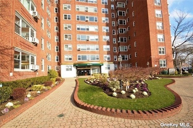 Park Briar unit 701, Forest Hills, NY 11375 - photo 1