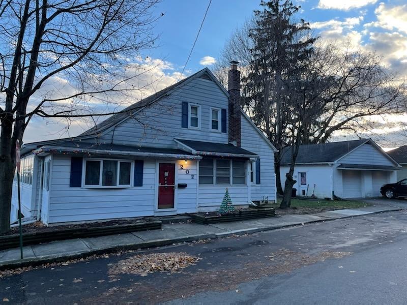 202 W Plainfield Ave, Pen Argyl, PA 18072 - photo 1