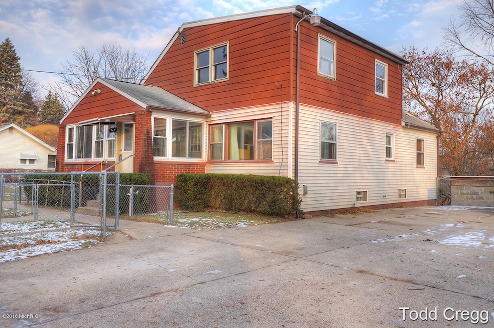 1323 Calgary St NE, Grand Rapids, MI 49505 - photo 1