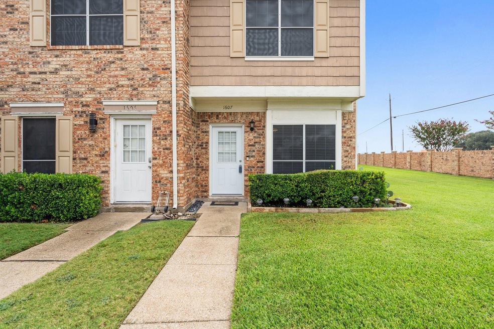 Property entrance with a yard