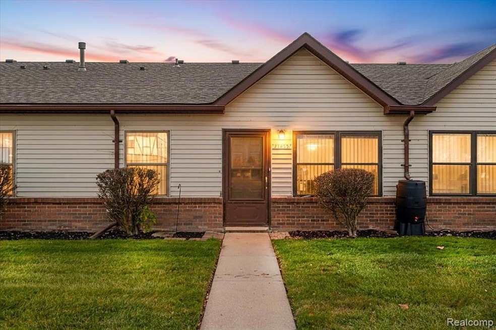 23650 Cottrell St unit 18, Clinton Township, MI 48035 - photo 1