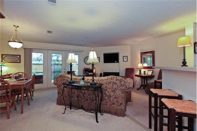 Wonderful Open Floor plan. Opens to living room, dining room and Kitchen.