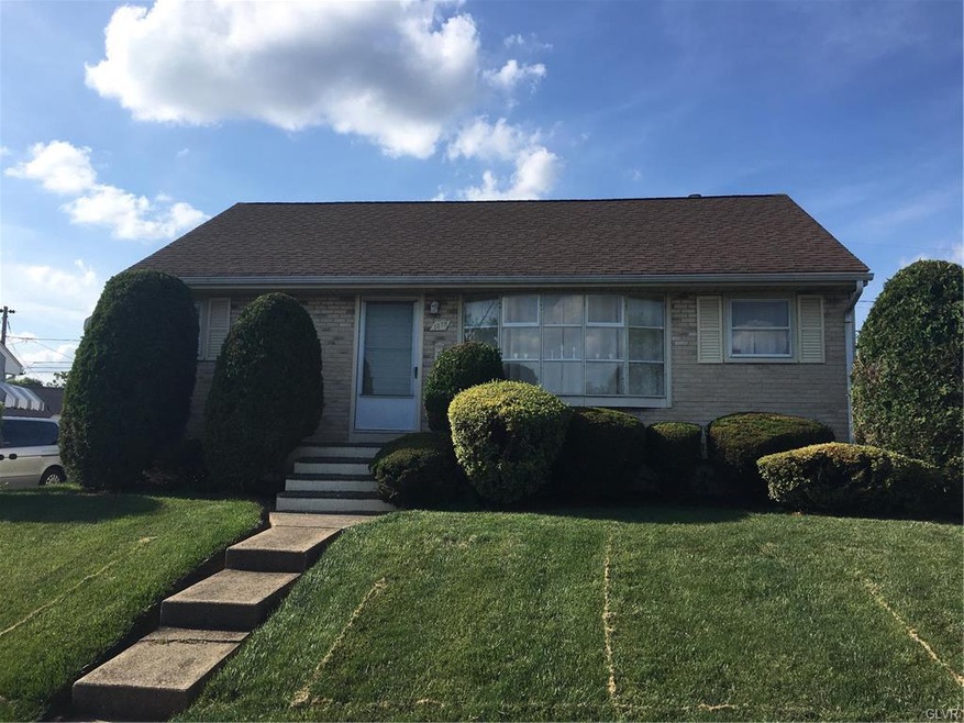 1578 Eastwood Dr, Bethlehem, PA 18018 - photo 1