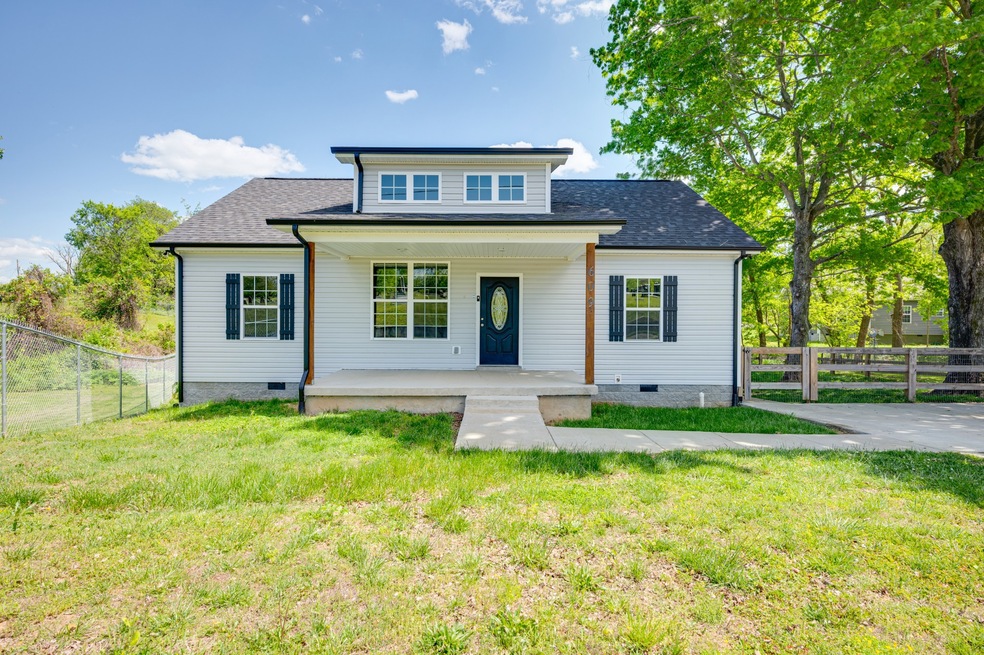 609 N Charlotte St, Dickson, TN 37055 - photo 1