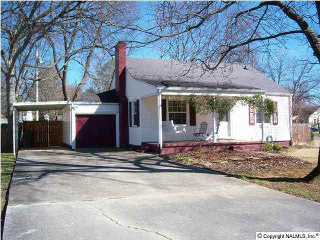 Bungalow/Cottage on corner lot close to Huntsville Hospital, shopping & diners-immaculately maintained & cared for! Updated thruout!