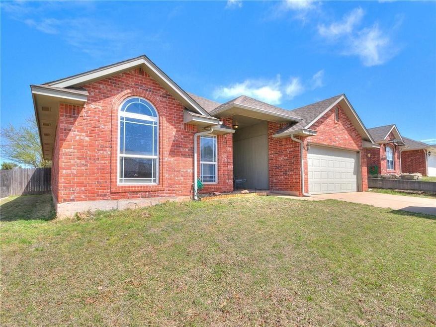 2113 NE 7th St, Moore, OK 73160 - photo 1