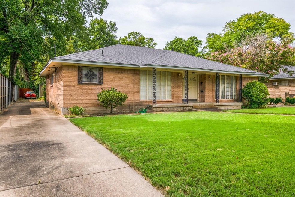 Ranch-style house featuring a front lawn and cover