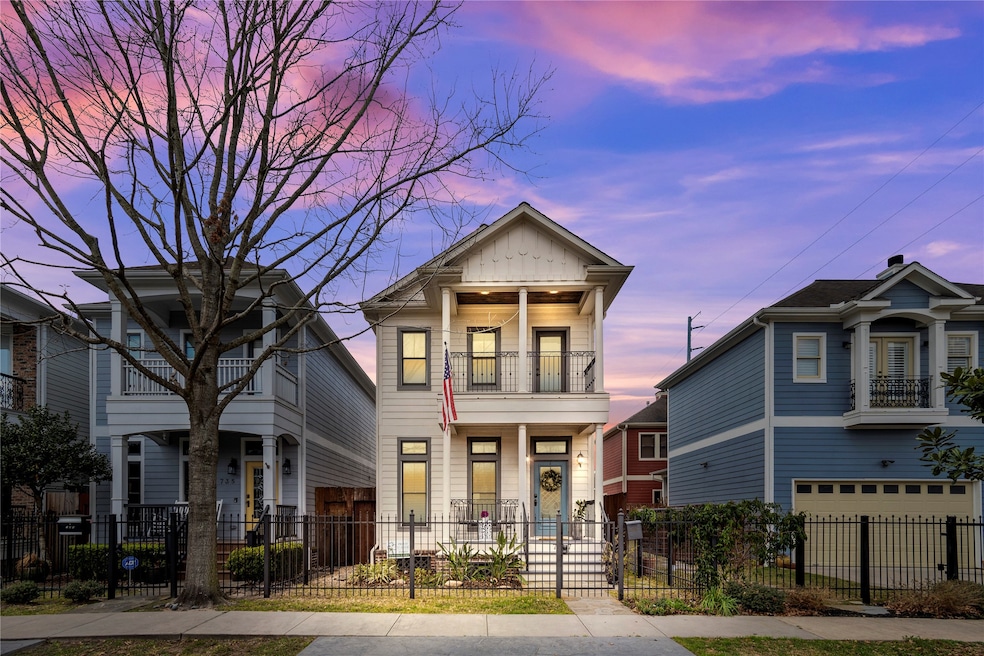 737 Ashland St, Houston, TX 77007 - photo 1
