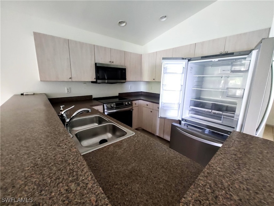 Large kitchen w/bar