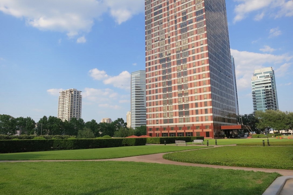 Exclusive high-rise in the heart of the galleria in a 9 acre private park