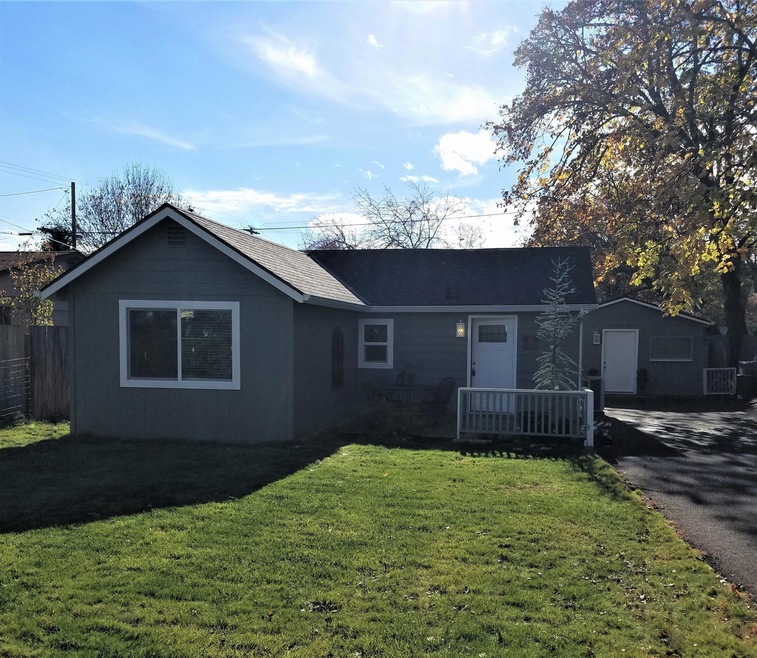 905 NW D St, Grants Pass, OR 97526 - photo 1