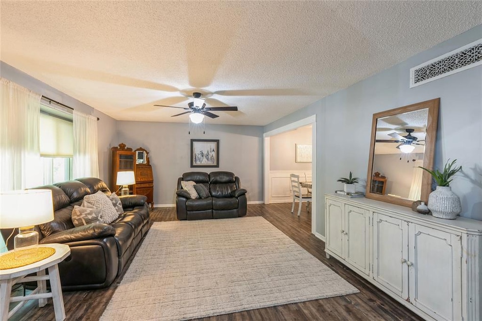 3714 Skyline Dr, Des Moines, IA 50310 - photo 1