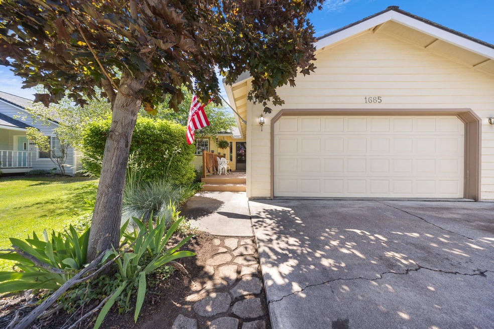 1685 SE Virginia Rd, Bend, OR 97702 - photo 1