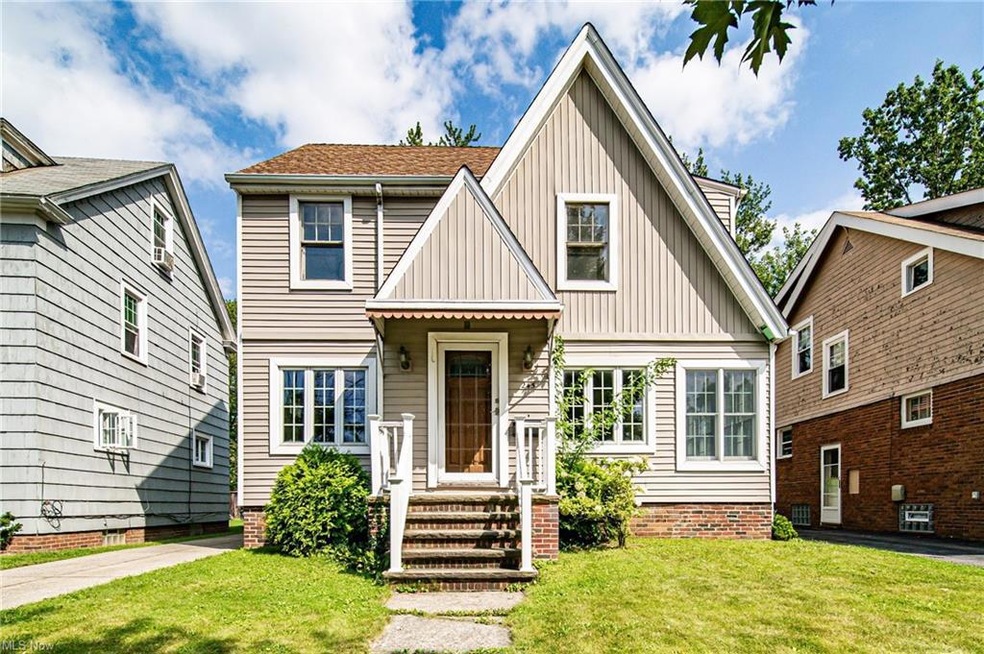 View of front facade featuring a front yard