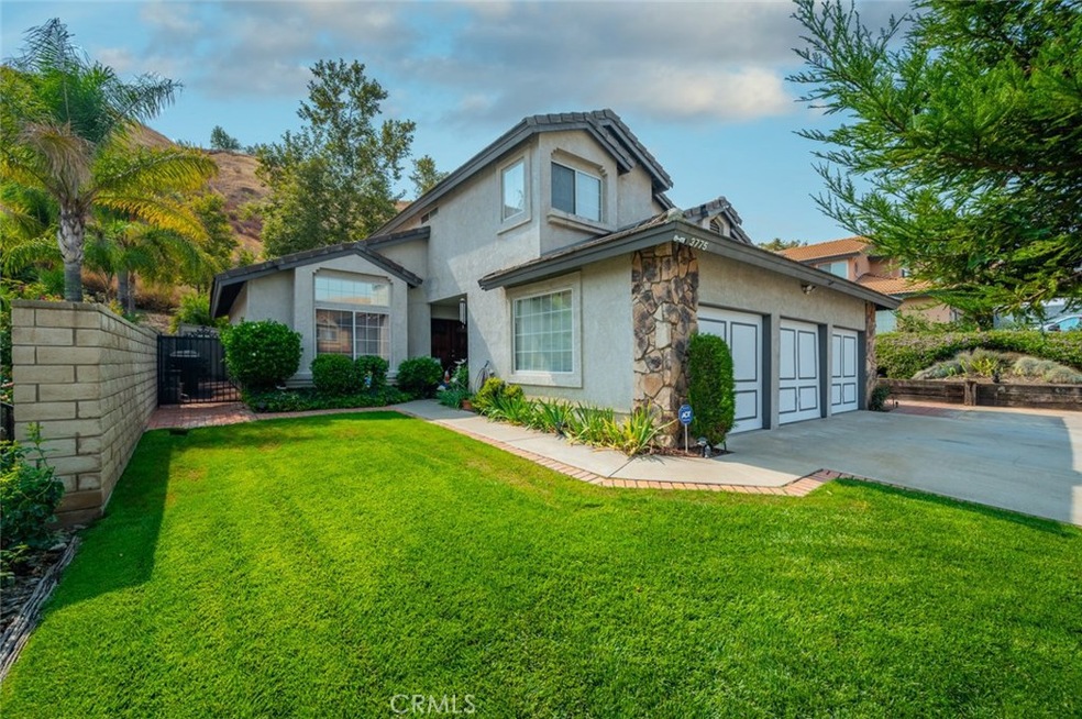 This beautiful home is located in a great neighboorhood and is boasting with curb appeal