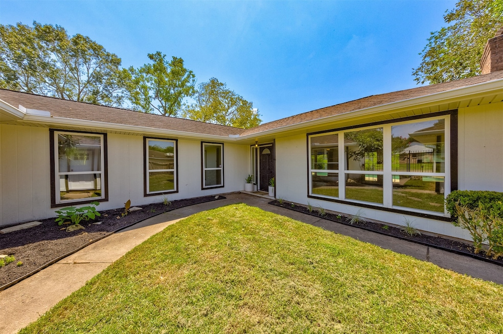 522 W Castle Harbour Dr, Friendswood, TX 77546 - photo 1