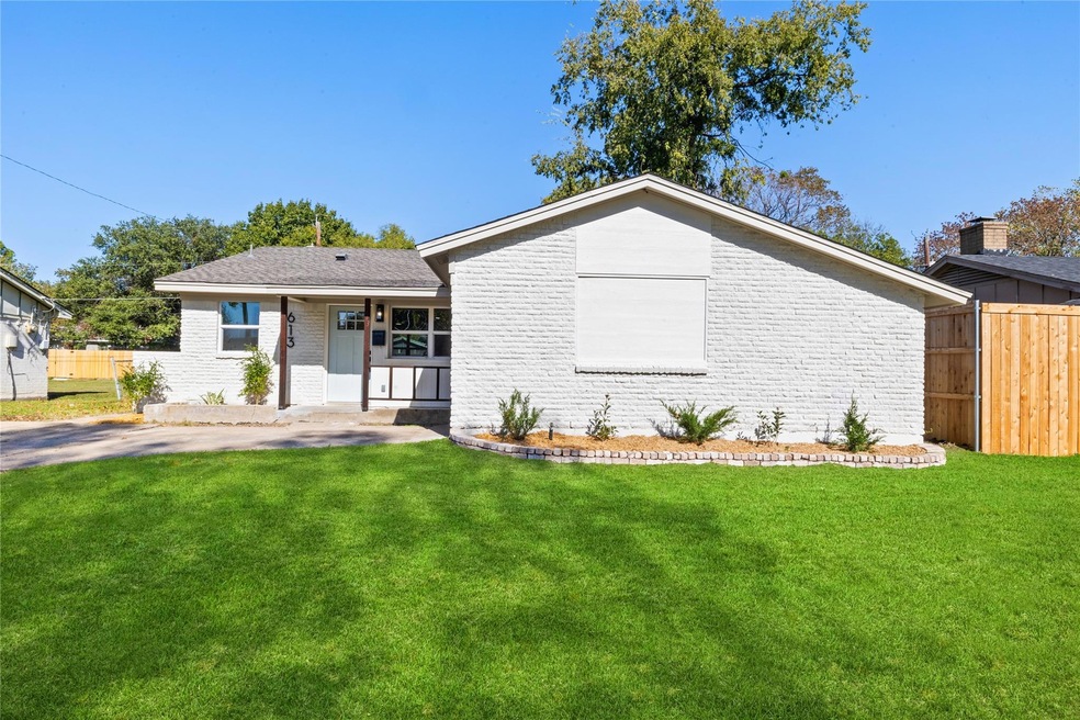 View of front facade with a front yard
