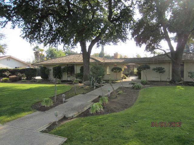 Beautiful N/W Fresno home with great curb appeal.