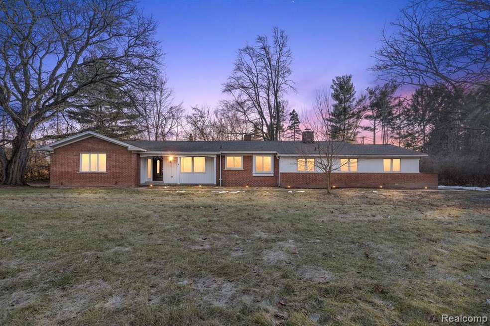 1211 Rugby Cir, Bloomfield Hills, MI 48302 - photo 1