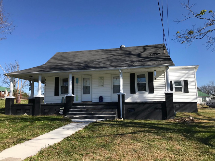 204 Queener St