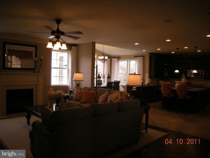 5908 Hunter Crest Rd, Woodbridge, VA 22192 - photo 1