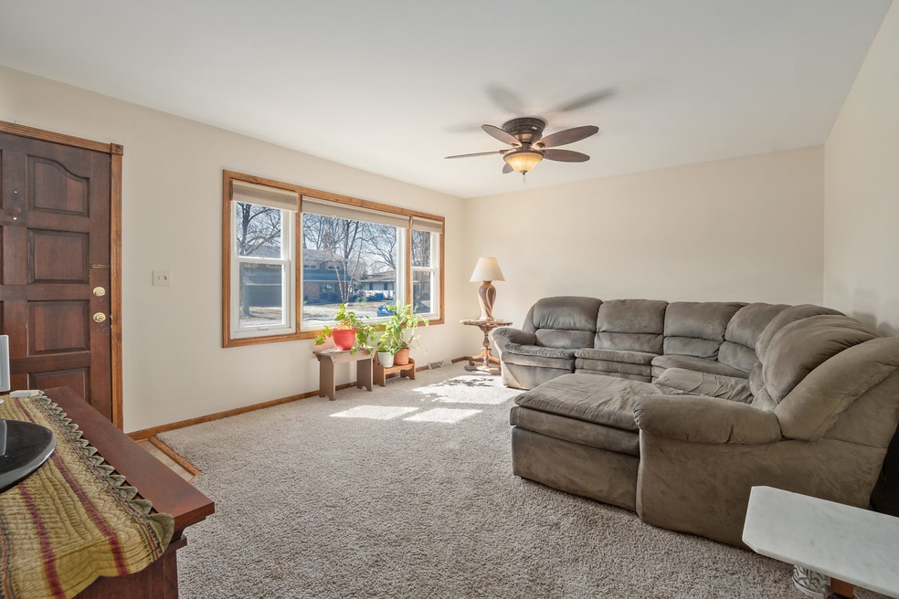 2011 Coral Ave, Aurora, IL 60506 - photo 1