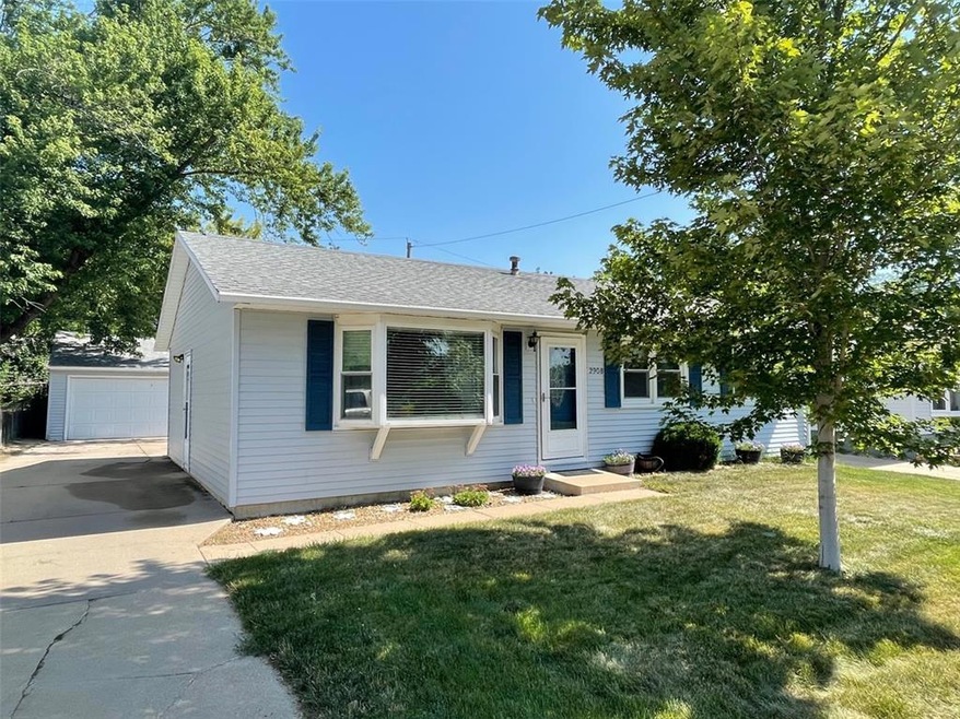 2908 Iris Ave NW, Cedar Rapids, IA 52405 - photo 1