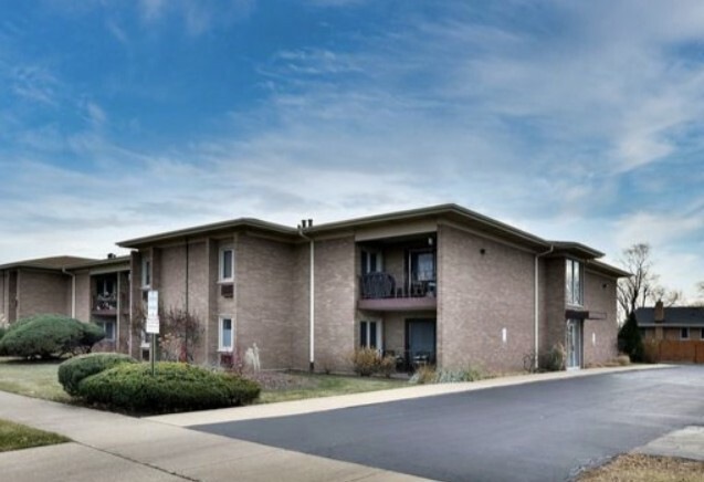 483 N Larch Ave unit 105W, Elmhurst, IL 60126 - photo 1