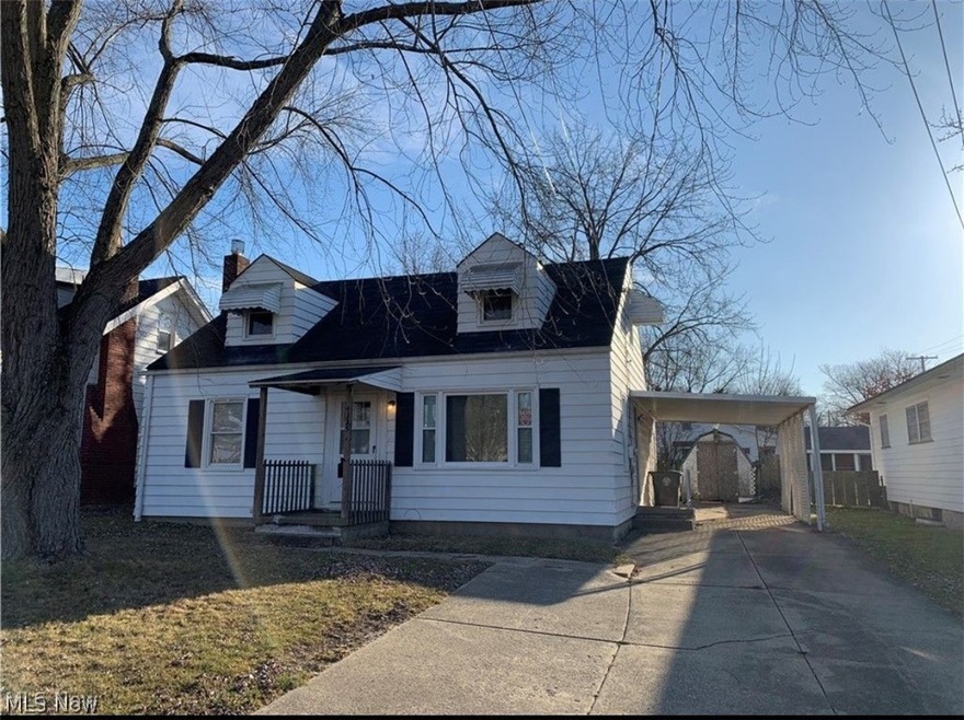 Cape cod house with a carport