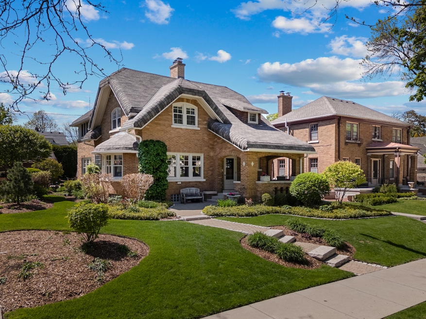 3833 N Prospect