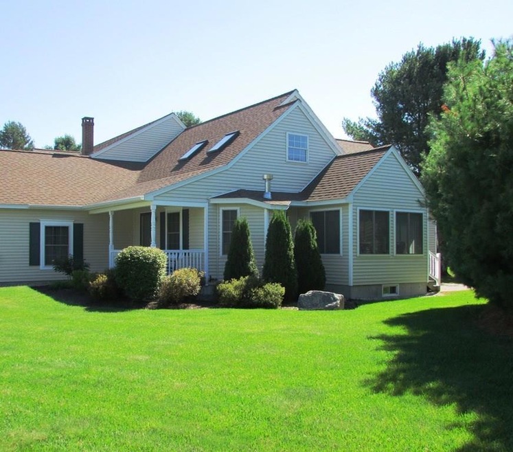 Lovely End-Unit with Sun Room boasts...