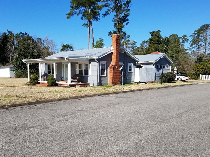 610 E Wilmington St, Burgaw, NC 28425 - photo 1