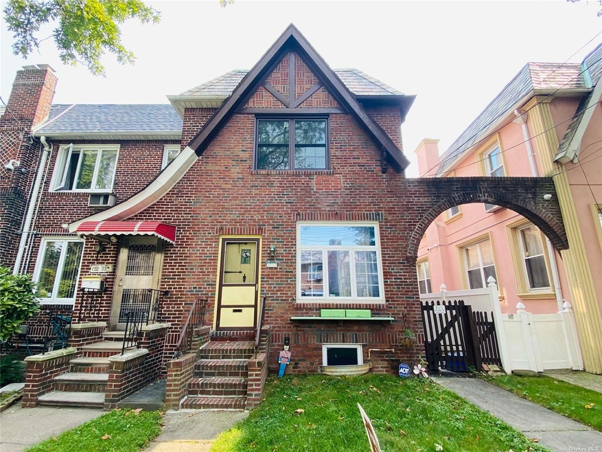 82-73 167th St, Jamaica, NY 11432 - photo 1