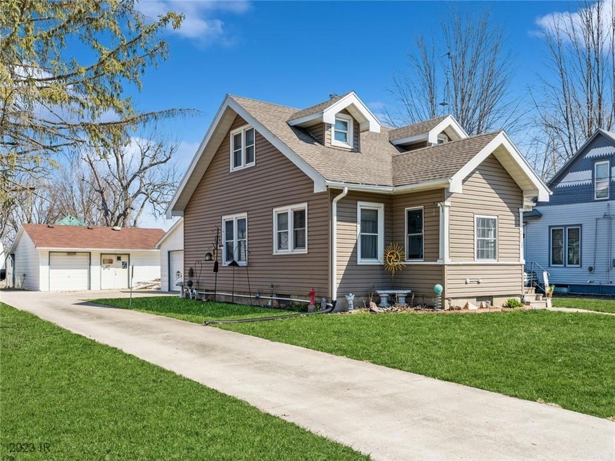 Front View / Double Garage / Big Shop