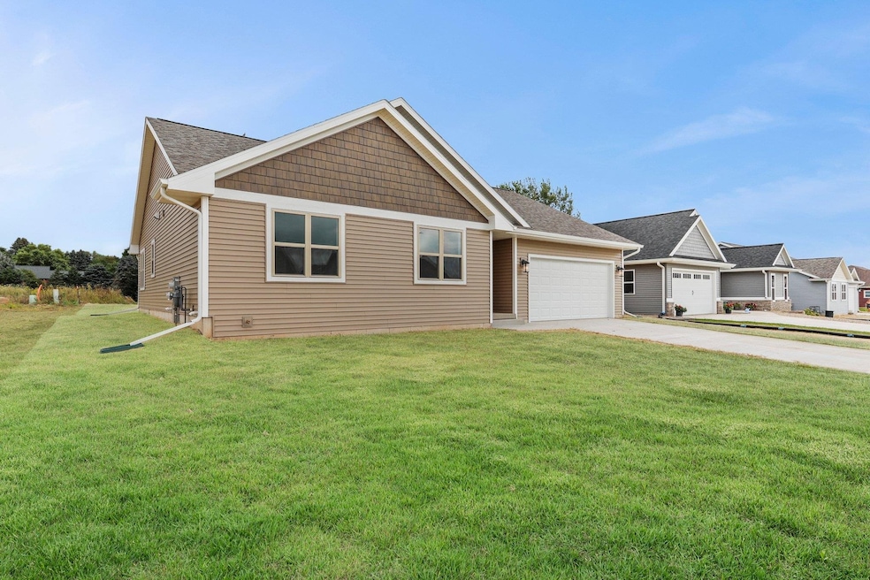 333 Dahlia Dr unit 29, Stoughton, WI 53589 - photo 1