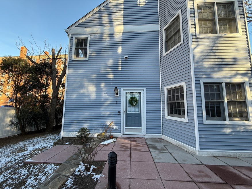 118 Grove St unit 1, Stamford, CT 06901 - photo 1